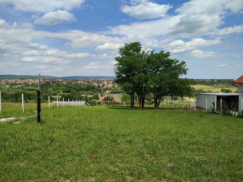 Te koop: Bouwgrond in Felsőpáhok Plaats: Felsőpáhok, Balatonmeer, Hongarije Felsőpáhok ligt aan de noordwestelijke kant van het Balatonmeer. Het dorp ligt ten noorden van Keszthely en Hévíz, waardoor het deel uitmaakt van de rustige en schilderachtig...