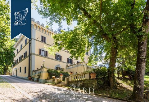 In provincia di Firenze, nella zona di Impruneta, si trova questa splendida villa in vendita dai profili merlati con torri. Con la sua superficie di circa 550 mq e incorniciata da un rigoglioso parco di 4.000 mq che le regala ampie zone d'ombra ...