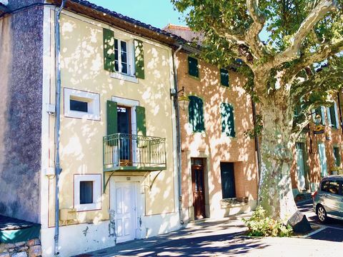 Parfait pied à terre au milieu des vignes au coeur du village de Villeneuve Minervois. Toutes comodités : restaurants, epicerie, ecoles, boulangerie... La maison est en parfait état et habitable. Au rdc, l'entrée peut également faire office de stocka...