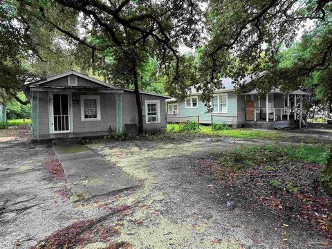 **REDUCED**2 houses on 1 Lot. Both livable. Almost 1/2 acre with Captivating Large Oak Trees adorning this property. 218 Dogwood is a 2 bedroom 1 bath home that has a NEW Shingle ROOF and a few upgrades. 220 Dogwood (corner house) is a 2 bedroom 1 ba...