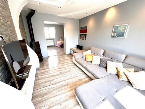 Séparée en deux appartements, découvrez cette belle maison rénovée de 153 m2. Au rez de chaussée, elle comprend un T4 de 66 m2 avec cuisine, séjour donnant sur l'accès au jardin, salle de bains et trois chambres. A l'étage, un T3 en duplex de 87 m2 c...