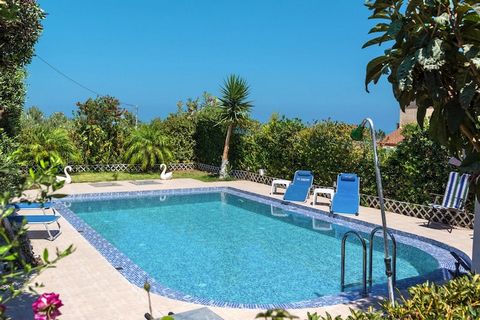 The comfortable holiday home with private pool is located on a hill above the tourist town of Kolimbari and has a wonderful panoramic view of the sea. You can relax in the beautifully overgrown garden with a sun terrace, sun loungers and parasols. Ko...