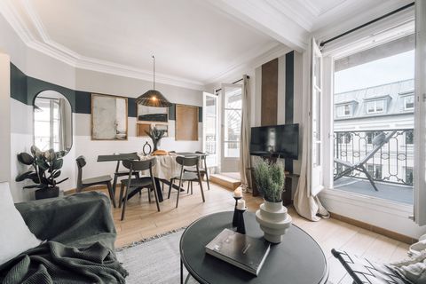 Splendid renovated and furnished apartment in Rue des Lavandières Sainte-Opportune, in the Louvre district. It's on the 5th floor and is close to the Châtelet-Les Halles, Pont Neuf and Louvre - Rivoli metro stations. Nearby attractions include the Lo...