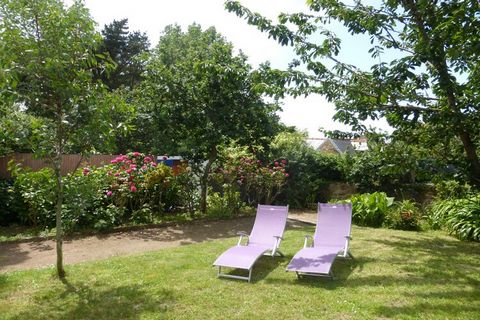 This nice holiday home is located just a few steps from the beach in the small fishing and bathing resort of Port Blanc! Very close by is the popular seaside resort of Perros-Guirec with its beaches, its marina, its Thalasso and a wide range of typic...