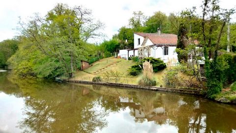 Die waldreiche, erhöhte Lage mit nur einer Handvoll Grundstücken in der Nähe, die clevere Aufteilung bietet einen atemberaubenden Blick von den Terrassen und dem Haus auf den Fluss Vienne. Perfekt zum Bootfahren, Kanufahren und Angeln, mit eigenem pr...