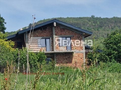 Yavlena bietet Ihnen ein Panoramahaus im Dorf Obrochishte, Akt 16. Der Hof ist freistehend, eingezäunt mit einer Fläche von 986 qm. Das Haus hat eine bebaute Gesamtfläche von 300 qm. m. und erstreckt sich auf einem Stockwerk von 150 qm. m. und Keller...