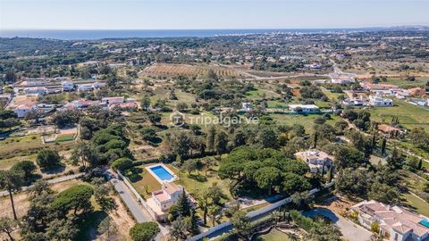 Willkommen in diesem außergewöhnlichen Anwesen, das sich in einer der prestigeträchtigsten Gegenden Europas und Portugals befindet: Quinta do Lago und Vale do Lobo. Lassen Sie sich von der Opulenz und Vielseitigkeit dieses weitläufigen Anwesens verza...