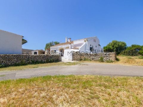 Descubre esta bonita casa de campo, reformada, con piscina y licencia turística en venta en Menorca. Reformada con un estilo tradicional y manteniendo elementos originales, esta bonita casa se encuentra en una zona muy tranquila en el interior de la ...