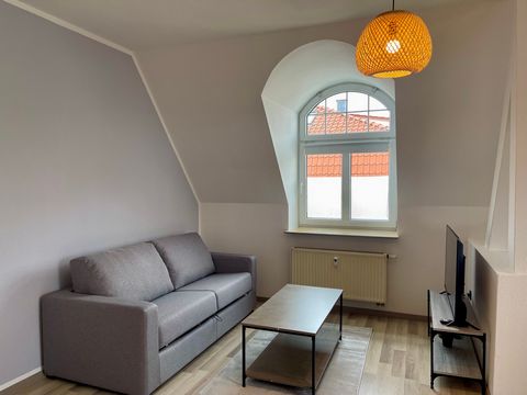 Wohnraum: Die Wohnung wurde geschmackvoll gestaltet, um Ihnen einen komfortablen Aufenthalt zu ermöglichen. Das kompakte Design bietet ein bequemes Doppelbett und einen Wohnbereich mit Schlafsofa und Sitzgelegenheiten. Der 43-Zoll Smart-TV sorgt für ...