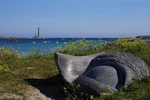 Situé à seulement 700m de la plage de sable du château d'Ac'h, au centre du petit village de Lilia près de Plouguerneau. Récemment rénovée avec un petit jardin devant, c'est un point de départ idéal pour 2 personnes pour découvrir le Finistère Nord. ...