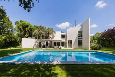 Questa esclusiva casa di 1.016 m², situata su un terreno di 2.700 m², combina design d'avanguardia, funzionalità e una posizione privilegiata in un ambiente tranquillo. Progettata dal rinomato architetto Josep Luis Canosa Magret, la proprietà si dist...