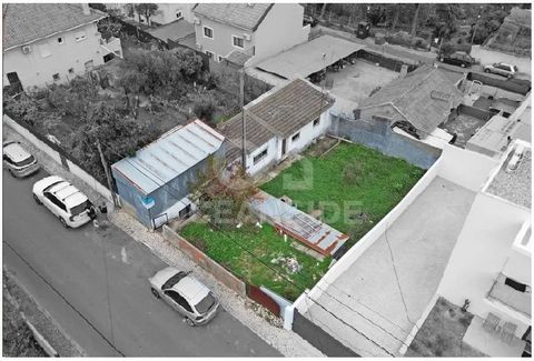 I present you this urban land, in Serra da Silveira, in Belas. With 260m2, this space has immense potential, constituting an excellent opportunity for those looking to invest in an area in the middle of the renovation process. The site is surrounded ...