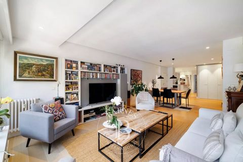 Die neu renovierte, geräumige Wohnung von 160 m² bebauter Fläche ( 140 m² Netto-Innenfläche) im Herzen von San Sebastian bietet geräumige und helle Bereiche, die sich auf ein geräumiges Wohnzimmer mit breiten Fenstern, eine offene Küche, 4 Schlafzimm...