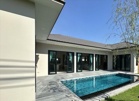 Een unieke kans om te investeren in een luxe villa met privézwembad in de prestigieuze wijk Huai Yai, Pattaya! Betalingsplannen op afbetaling beschikbaar! Woningen zijn opgeleverd! Klaar om in te trekken! Volledig gemeubileerde opties zijn beschikbaa...