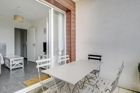 This modern apartment, located in a new residence, offers a comfortable stay for up to four people. It features two bedrooms: one with a double bed (140x190) and the other with two single beds (90x190), each with ample storage. The living room is equ...