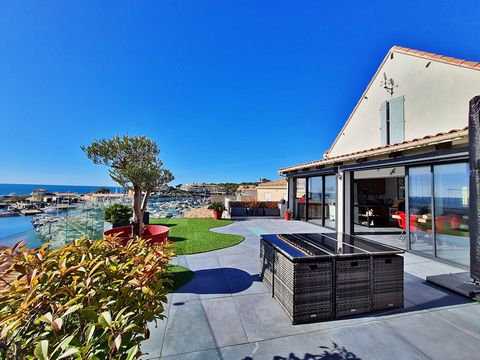 Unique duplex seafront 132 m2 apartment, in the center of Sausset-Les-Pins. You will discover on the first level of this magnificent property, an entrance hall, a living room bathed in light and a 101 m2 terrace offering a breathtaking view of the po...