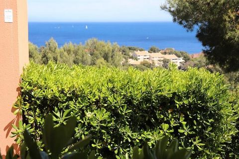 Rezydencja Le Hameau de Cap Esterel - maeva Home wita Państwa 9 km od Saint Raphael i oferuje widok na Morze Śródziemne i zatokę Agay. Rezydencja ta znajduje się na terenie klubu wiejskiego Cap Esterel, składającego się z prawdziwej wioski z własnym ...