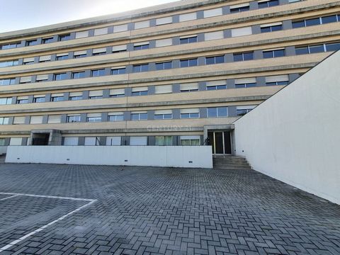 3-bedroom apartment with a total area of 156 m2, located in Moreira, Maia, Porto district. Located in a quiet residential area, the property is close to shopping areas, services, green spaces and schools. Area well served by public transport, just a ...