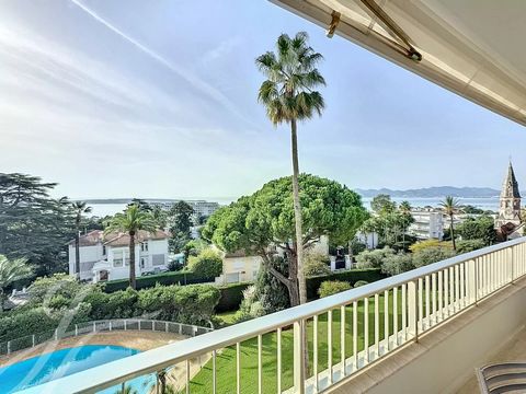 On the top floor of a small, secure luxury residence with park and swimming pool, this 107 m² apartment offers panoramic sea views. It comprises an entrance hall, fitted kitchen, living room, three spacious bedrooms, bathroom, shower room, separate t...