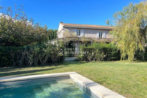 Située au cœur des Alpilles, dans le charmant village de Mouriès, cette propriété bénéficie d'un emplacement privilégié, proche du centre-ville, des commerces, de l'école primaire et d'un golf. De plus, ce mas permet de profiter de splendides balades...