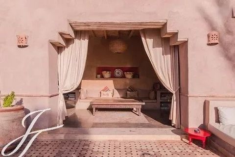 This utterly exceptional property located in the exclusive Palmeraie area, 15mn from Marrakech but also from major golf courses, is a well-established bohemian-chic small Boutique Hotel. Its cool design is a successful blend of berber style construct...