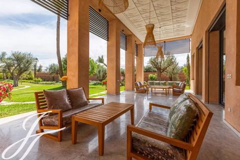 This property is enviably located in the ultra exclusive Palmeraie of Marrakech, a mere 20 minutes from downtown. Set on a beautifully landscaped 5 700 sqm plot, the grounds include the villa with modern lines recently completed, a substantial swimmi...