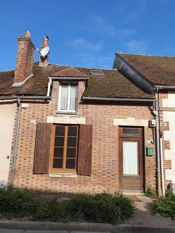 Bléneau maison à restaurer entièrement sur deux niveaux sans extérieur, raccordé au tout à l'égout. Composée d'un couloir avec cuisine au fond, un salon-chambre, une salle d'eau, un toilette, un dégagement pour l'étage. Notre village de 1400 habitant...