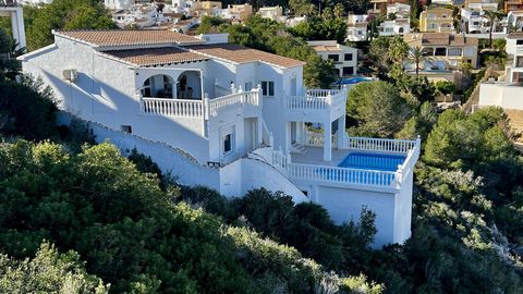 Alleinmakler: Wunderschöne Villa mit Meerblick in Cumbre del Sol Exklusivität: Wunderschöne Villa mit Meerblick in Cumbre del Sol Diese prächtige Villa befindet sich in der prestigeträchtigen Gegend von Cumbre del Sol und bietet ein einzigartiges Woh...