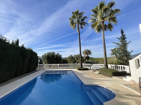 Welcome to this charming villa with an Andalusian touch, in ​​Cerros del Aguila. Here you will enjoy the sun and magical views sunset behind the mountains and countryside! The villa is divided into two floors and consists of 4 spacious bedrooms (one ...