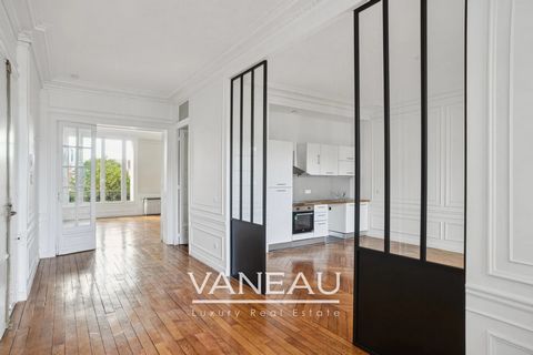 Treten Sie ein in den Luxus mit diesem geräumigen, 197 m² großen Apartment im Herzen von Paris 14ème. Dieses exquisite Anwesen verfügt über sechs wunderschön gestaltete Zimmer, darunter einen atemberaubenden Wohnbereich mit klassischem Kamin. Natürli...