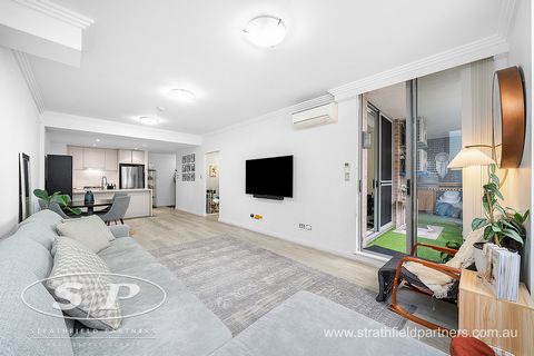 Strata Levy: $910 p/q Approx. Showcasing this luxury full brick residence positioned in an ultra convenient location. Flowing with a huge living space, this meticulously maintained home offers stylish interiors and light filled spacious living areas....