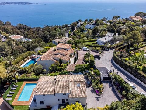 Sole agent Super Cannes - located in the sought-after area of Super Cannes, Neo-Provençal villa completely renovated in 2015 and boasting panoramic sea and mountain views, in absolute calm. The 213 m² villa features bright reception rooms opening ont...