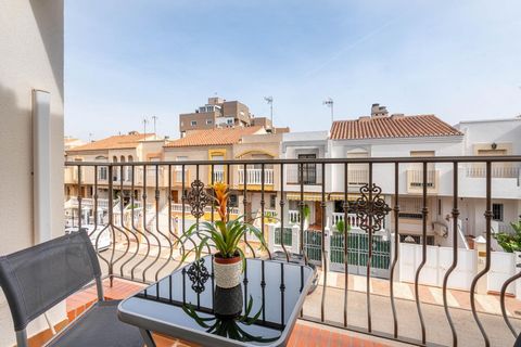 Exklusives Triplex neben dem Strand von La Romanilla und der Avenida Juan Carlos I, in Roquetas de Mar! Entdecken Sie dieses beeindruckende Triplex, das 2006 komplett renoviert wurde und sich in einer der begehrtesten Gegenden von Roquetas de Mar bef...