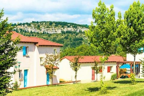 In het hart van Grand Figeac, vlakbij de plaatsen Cahors, Conques en Rocamadour, biedt het charmante dorpje Cajarc, een klein middeleeuws stadje in de Quercy, een rijk erfgoed en een adembenemend uitzicht op de Lot-vallei. In deze omgeving is Residen...