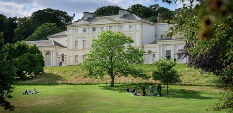 These stunning Camden apartments offer the perfect urban lifestyle, combining luxury living with a relaxed, community-oriented environment. Located just moments from Regent's Park and Camden Town, these homes provide a peaceful retreat in the heart o...