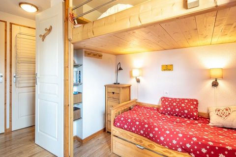 Cet appartement chaleureux de 48 m² à Chamrousse offre un espace lumineux et accueillant pouvant accueillir jusqu'à 6 personnes. Situé juste au pied de la piste de ski, c'est un endroit idéal pour les amateurs de ski, avec la station de ski à seuleme...