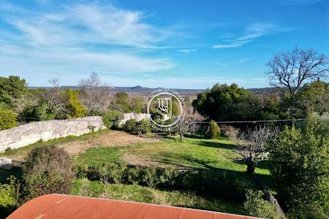 An incredible building plot in the Uzès countryside, just a five-minute walk from Place aux Herbes. 1,400 sqm that will enable you to build a superb property to your specifications. Treed and with a beautiful stone wall with exposed rock. Electricity...