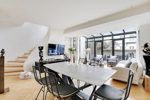 WINDSOR MARKET / 5-ROOM HOUSE / 220M2 / NEUILLY SUR SEINE DOLY is proud to present this magnificent 220m2 house spread over 4 levels, combining charm, comfort, and modernity. It is composed as follows: On the first level, a beautiful entrance opening...