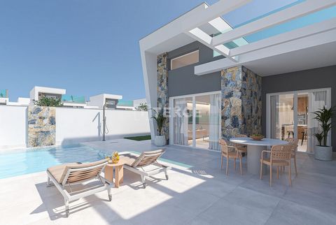 Villas de 3 quartos com piscina privada e solário em Los Alcazares Murcia Bem-vindo a um novo empreendimento impressionante na vibrante cidade de Los Alcazares, em Múrcia. Este complexo residencial oferece apenas cinco vilas exclusivas, cada uma proj...