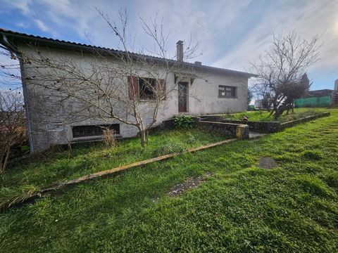 Idéalement située , proche de toutes les commodités et aussi proche de la campagne, une maison de plein pied ,152m2 5 pièces des années 1980, avec un garage et une cave de la même surface sur un terrain de 2390m2 arboré , clôturé, sur les hauteur de ...