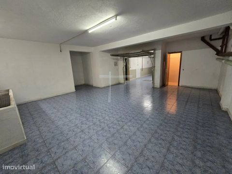 Garagem com área útil de 53m2, com capacidade para 2 carros e 2 motas, com um wc e luz natural. O imóvel está em bom estado e localizado em zona residencial. Atualmente a Charneca de Caparica tem imenso comércio, tanto local, como grandes superfícies...