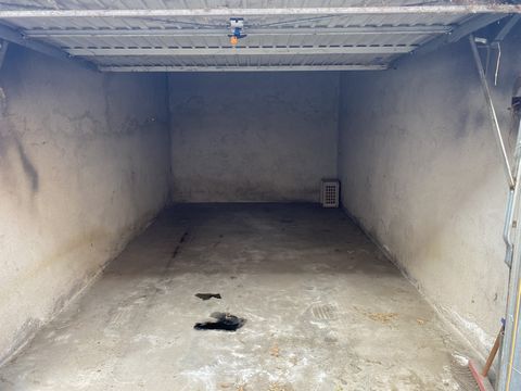 A vendre 1 garage rue du Lieutenant Jean de Loisy Bien soumis aux statuts de la copropriété Copropriété composée de 27 lots/garages Aucune procédure en cours Charges annuelles 137 € soit 11,50 € / mois Taxe foncière 2023 : 160 € environ Les informati...