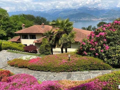 Prestigiosa villa en la colina de Stresa, en perfecto estado, con una maravillosa vista del lago Maggiore. La villa se encuentra en un parque de 5.000 habitantes, especialmente bien cuidado. De hecho, la floración está garantizada durante la mayor pa...