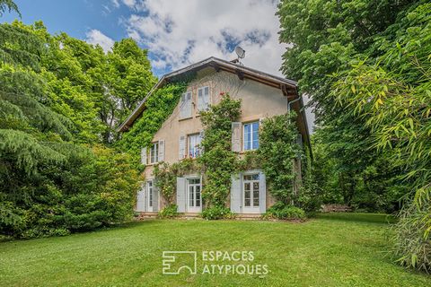 Nestled in a quiet area in the town of Sainte-Agnès, this property is set in a green setting. A true authentic signature, this former hunting lodge bears witness to its past through its elements that characterize its history: woodwork, fireplace, exp...