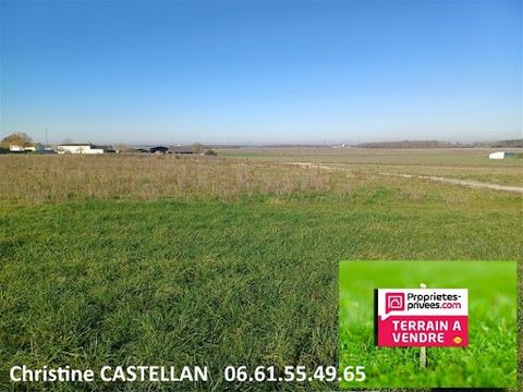 GREZAC (17120) in a charming dynamic town, Christine CASTELLAN offers you a plot of land ready to build in a subdivision free of builder. Close to the village with primary school nearby, this quiet plot of land will offer you a good quality of life f...