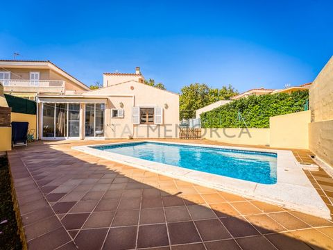 Four bedroom, three bathroom villa with pool in Malbuger. Distributed over two floors. On the ground floor we find a large living room, kitchen with access to a covered terrace, two double bedrooms with en-suite bathrooms and a large garage. On the f...