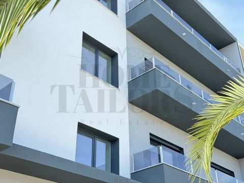 Goditi una vita tranquilla e privilegiata a Setúbal, a Quinta da Amizade. Questo moderno appartamento con 3 camere da letto di 120 m2, situato vicino ai trasporti e a una zona commerciale, presenta finiture eccellenti e molta luce naturale. Situato a...