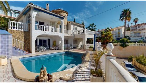 Cette charmante maison à deux étages située à Caleta de Vélez combine le charme traditionnel espagnol avec le confort moderne, offrant une expérience de vie unique et polyvalente. Chaque étage est conçu comme un appartement indépendant, ce qui en fai...