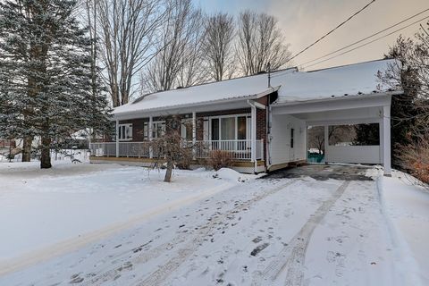 Opportunity! Discover this charming, carefully maintained and partially renovated property, located in a peaceful family neighborhood. It offers a perfect living environment for those looking for serenity and comfort. 2 min. walk from the Coaticook G...