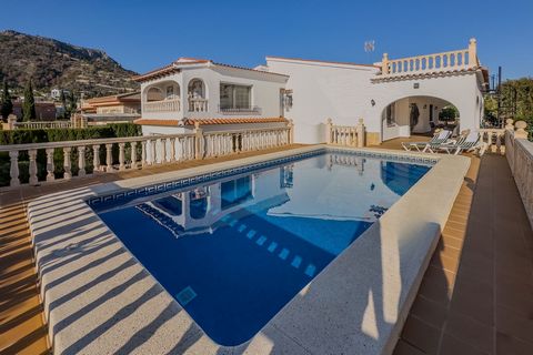 This charming house is located in a quiet urbanisation in Calpe. It has two floors and combines a cosy and spacious atmosphere. Ideal for those looking for a home with beautiful unobstructed mountain views. It is only 2 km from the town centre of Cal...